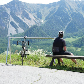 Mann in den Alpen während Fahrradtour